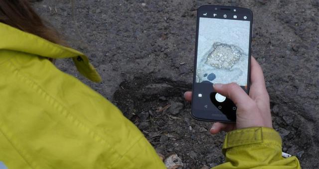 Cyclist reporting a pothole via Fill That Hole